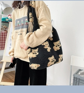 Dettaglio ravvicinato della grande borsa tote in peluche con motivo a orsetto