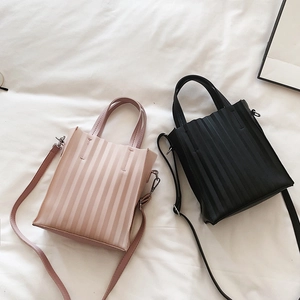 Sac fourre-tout plissé chic en rose et noir avec bandoulière en cuir PU mat