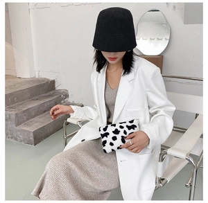 Style chic avec un porte-monnaie en peluche noir et blanc à motif vache pour la mode