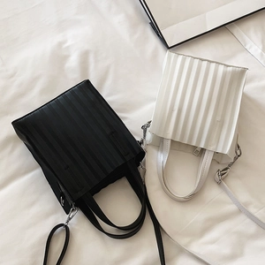 Sac fourre-tout plissé minimaliste en noir et blanc avec poignées et bandoulières fines