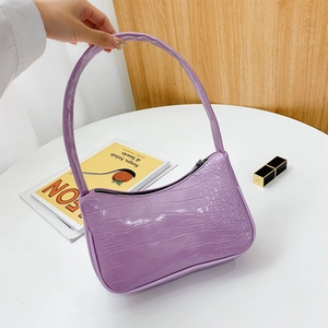 Sac baguette violet à motif crocodile avec fermeture éclair incurvée et style rétro épuré