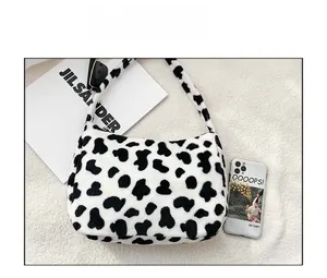 Borsa sottoascella in peluche con stampa mucca e macchie bianche e nere su fondo bianco
