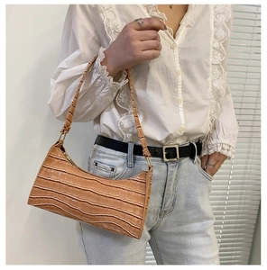 Bolso de hombro en piel sintética de cocodrilo caramelo en modelo con cadena y correa