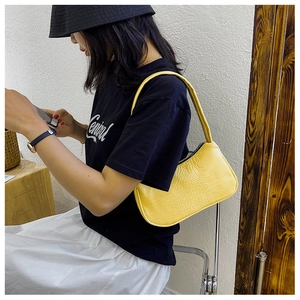 Sac baguette jaune à texture crocodile avec fine bandoulière en similicuir chic