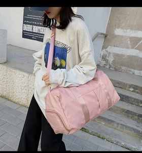 Détails du sac de voyage rose en nylon avec bandoulière et tissu haute densité