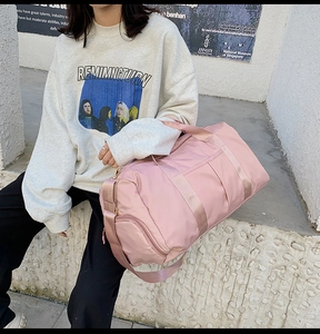 Sac de fitness rose grande capacité avec bandoulière réglable porté par un modèle