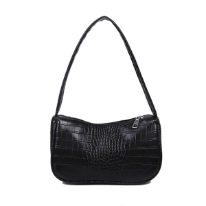 Sac baguette classique noir avec motif crocodile et fermeture éclair argentée élégante