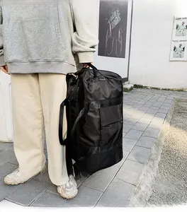Détail du sac de voyage noir grande capacité montrant les sangles renforcées et le nylon