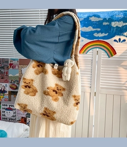Dettagli del tessuto della borsa tote in pile con orsetti marroni e ciondolo di peluche