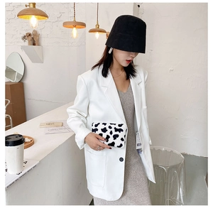 Tenue chic avec pochette en peluche à motif vache et un blazer blanc élégant