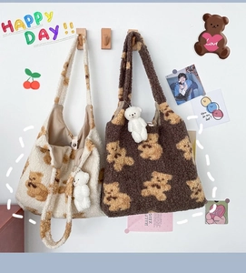 Dettaglio delle borse tote con orsetto color crema e caffè con ciondoli in peluche