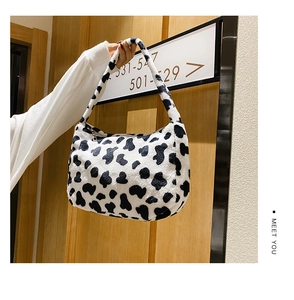 Elegante borsa hobo in peluche con stampa mucca da donna in pelliccia sintetica b/n