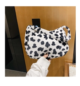 Borsa sottobraccio in peluche con stampa mucca in bianco e nero e texture morbida