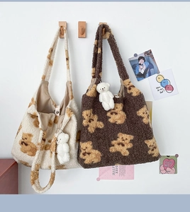 Dettaglio delle borse tote in peluche a forma di orso in crema e marrone scuro