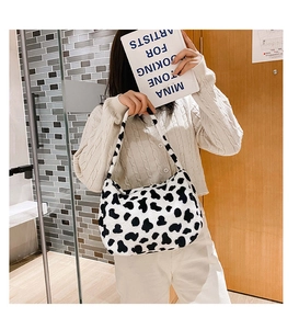 Graziosa borsa sottobraccio in peluche con stampa mucca e forma a mezza luna