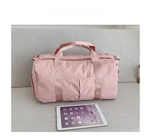 Sac de voyage rose imperméable sur canapé avec iPad pour comparaison de taille