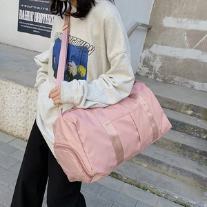 Sac de voyage rose grande capacité avec séparation sec-humide et bandoulière réglable