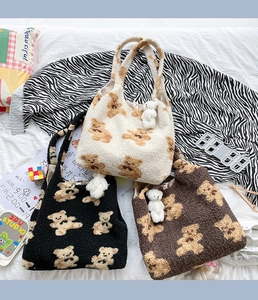 Borse shopper in peluche con motivi a orsetto in panna, nero e marrone con ciondoli morbidi