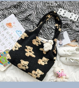 Dettaglio della borsa tote sherpa nera con orsetti marroni e portachiavi in peluche