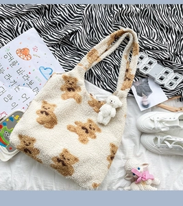 Dettaglio della borsa tote in peluche color crema con orsetto e ciondolo morbido incluso