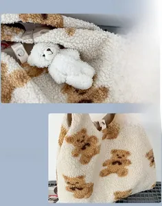Dettaglio del morbido tessuto in pile e della stampa dell'orso sulla borsa a spalla