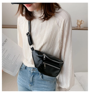 Détail du sac de poitrine en cuir PU noir avec compartiments zippés et bandoulière en nylon