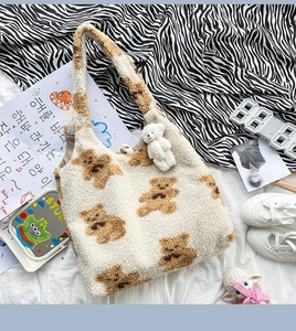 Dettaglio della borsa tote in peluche color crema con orsetto e morbida texture in lana