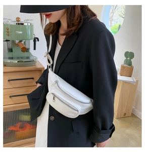 Vue détaillée d'un sac de poitrine en cuir PU blanc avec fermetures éclair argentées