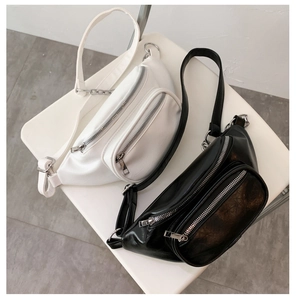 Détails des sacs banane noir et blanc stylés avec chaînes et larges bandoulières