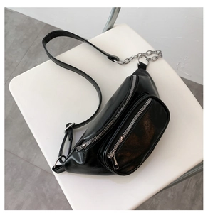 Gros plan détaillé d'un sac banane en cuir PU noir avec chaînes argentées et zips