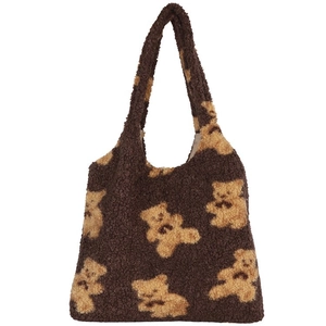 Dettaglio borsa tote in peluche marrone morbido con motivi di orsi gialli e consistenza