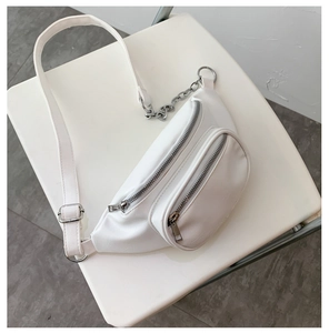 Détail du sac banane en cuir PU blanc avec texture grainée et chaîne argentée