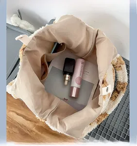 Vista interna della borsa tote in peluche con grande capacità e tasche interne