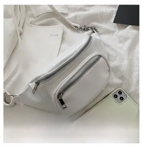 Détails d'un sac de poitrine en cuir PU blanc avec chaîne argentée et doubles fermetures