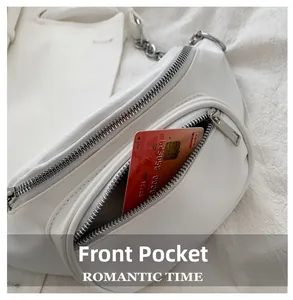 Détail du sac de poitrine en cuir blanc avec poche frontale zippée et chaîne argentée