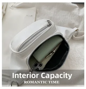Capacité interne du sac de poitrine en cuir blanc montrant l'espace de rangement