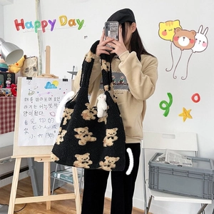 Grande borsa tote in peluche nera con motivi a orsetto e ciondolo a forma di orso