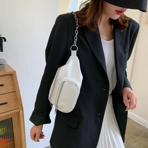 Sac ceinture en similicuir blanc avec chaîne argentée pour un style décontracté