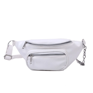 Sac banane blanc minimaliste avec large bandoulière et détail de chaîne métallique