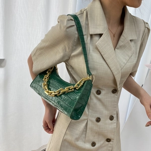 Elegant crocodile pattern emerald green shoulder bag with chunky gold chain decoration