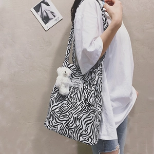 Borsa tote zebrata alla moda per donna con un simpatico ciondolo a forma di orsetto bianco