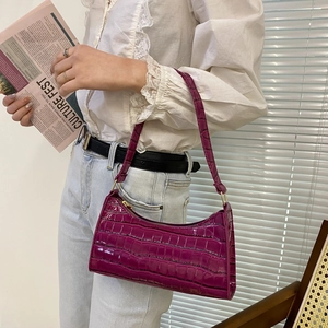 Bolso baguette morado oscuro con textura de cocodrilo y detalles en metal dorado