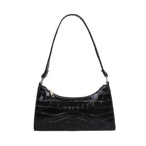 Bolso baguette negro brillante con efecto cocodrilo y correa de hombro elegante