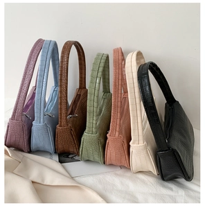 Groupe de sacs à bandoulière en similicuir chic en diverses couleurs et textures croco