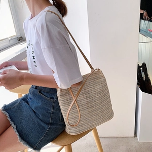 Borsa a spalla in paglia fatta a mano con cinturini in pelle per spiaggia e vacanze