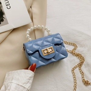Mini sac à main matelassé bleu ciel avec poignée en perles et chaîne dorée