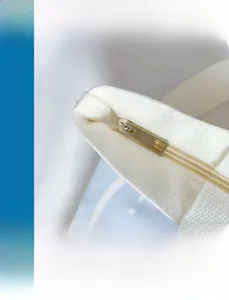 Détail de la fermeture éclair et de la poignée en sangle sur un sac à bandoulière en toile