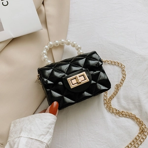 Mini sac à main matelassé noir avec poignée en perles et chaîne dorée