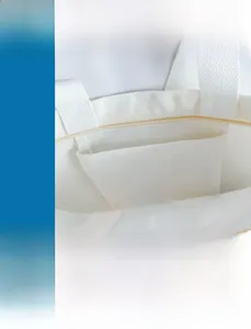 Vue détaillée du sac en toile blanche avec fermeture éclair et poche intérieure pour téléphone