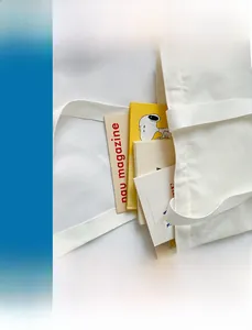 Détail montrant la grande capacité du sac en toile pouvant contenir dossiers A4 et livres